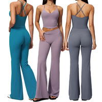Ensemble de yoga TZ9616-7 pour femme en nylon et élasthanne, couleur crème brossée, avec haut court rembourré à bretelles spaghetti et leggings évasés taille haute pour le sport