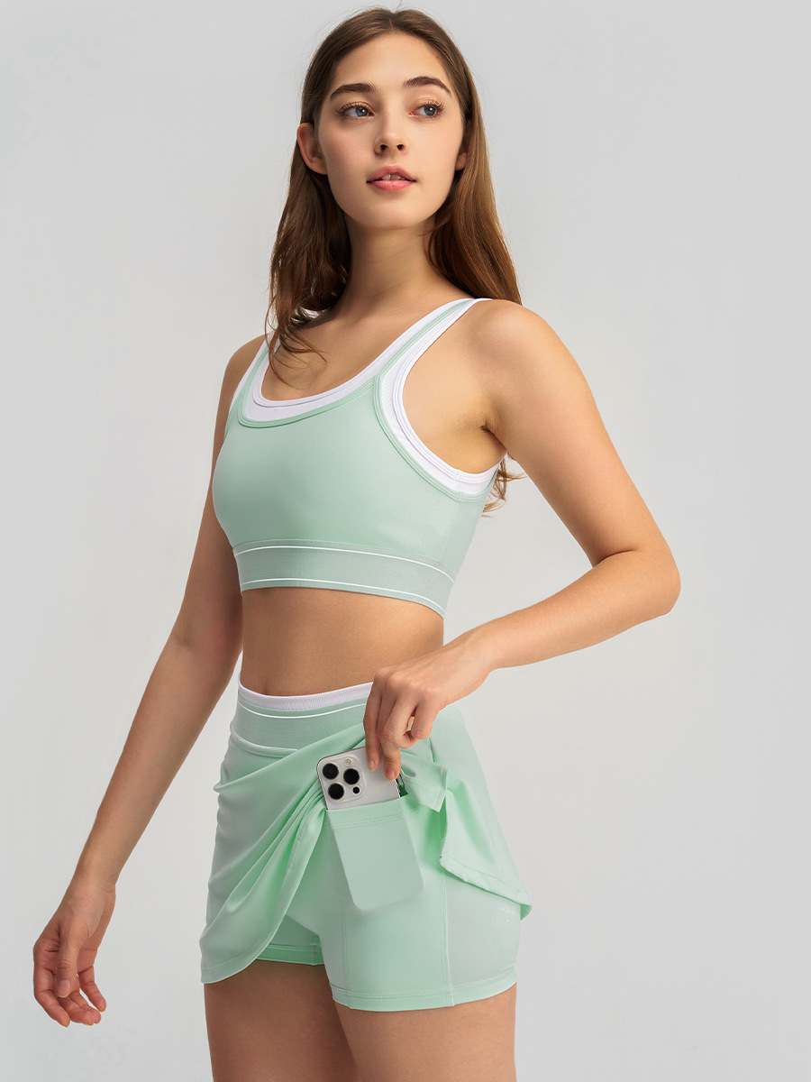 Plus-Size Activewear Set: side profile showing stretch, rise and leg-opening fit