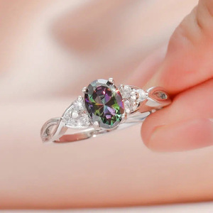 Anello Intrecciato con Zirconi Colorati per Donne, Gioiello Scintillante per Proposte e Cerimonie - Product Image 2
