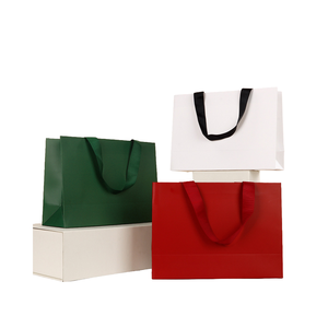 Sacs d'emballage pour bijoux et vêtements en papier blanc et noir de haute qualité, avec logo personnalisé OEM imprimé, pour les entreprises - Product Image 6