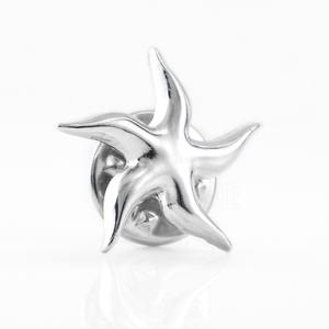 Épingles à revers personnalisées en forme d'étoile <span class=keywords><strong>de</strong></span> mer, en argent plaqué, moulées en 3D, avec impression sérigraphique pour hôtels et complexes hôteliers - Product Image 1