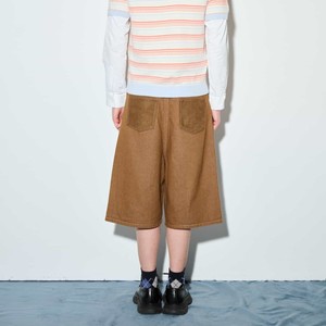 Shorts en jean marron de haute qualité avec patchs, coupe élégante et confortable - Product Image 2