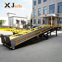 Rampe de chargement mobile robuste pour conteneurs, avec levage hydraulique et chaînes de sécurité