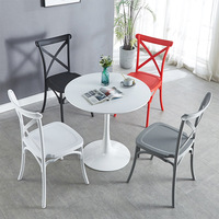 Chaises de salle à manger empilables portables de luxe modernes personnalisées, chaise de salle à manger en plastique PP à dossier croisé, mobilier de maison