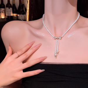 Collier ras-du-cou pour femme, style français vintage baroque, avec nœud papillon perlé, en cuivre électroplaqué haut de gamme, perles exquises - Product Image 1