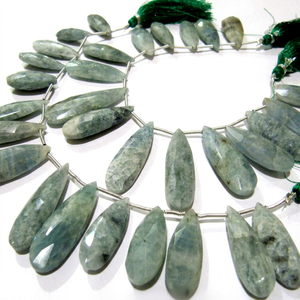 Perles de briolette facettées en aquamarine naturelle, forme poire, de 10x25mm à 12x40mm, perles graduées, brin de 8 pouces de long - Product Image 1
