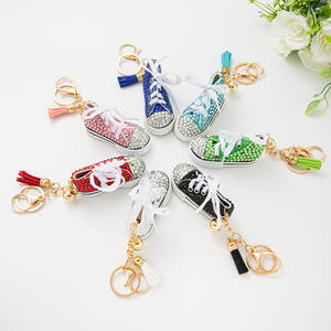 Llavero PK <span class=keywords><strong>2026</strong></span> con colgante de zapatos metálicos estilo europeo, pequeños diamantes de imitación, base plana brillante, venta directa de fábrica - Product Image 5