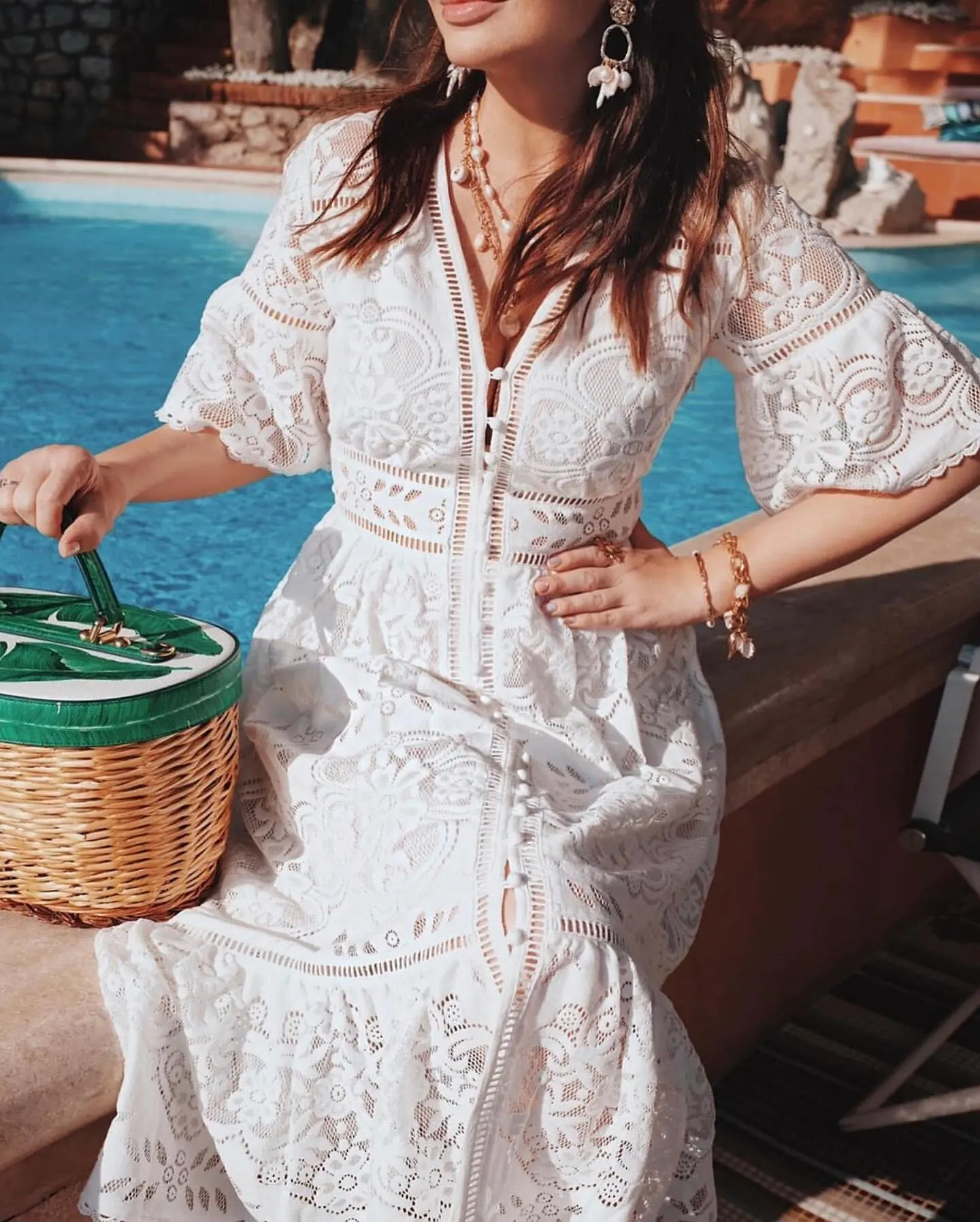 卸売夏のビーチウェアレディースドレスホットセール半袖Vネック中空シングルボタンレース旅行ホリデーイブニングドレス