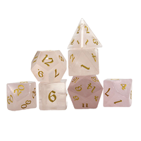 Dés polyédriques D20 DND personnalisés (16-24 mm) en pierre de cristal rose avec logo personnalisé, ensemble de 7 pièces dans un sac en velours pour les jeux DND
