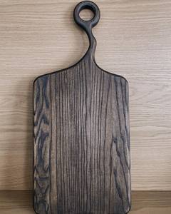 Planche de service rectangulaire en bois de frêne avec poignée en anneau, teinte foncée naturelle, qualité alimentaire, écologique, épaisseur 1,8 cm, HORECA, OEM personnalisé - Product Image 3