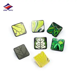 Longzhiyu定制有趣的人物方形搪瓷徽章与您自己设计的绿色硬质搪瓷方形别针金属工艺品