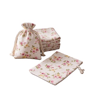 Pochette à cordon en coton biologique imprimée de fleurs avec motif de dessin animé, sacs cadeaux pour fêtes, Noël, anniversaires, famille et bijoux - Product Image 1
