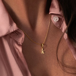 Collar Minimalista Personalizado con Colgante de Acero Inoxidable Chapado en Oro de 18k, Collar Delicado con Inicial de Letra para Mujer - Product Image 2
