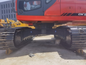 Excavatrice sur chenilles d'occasion Doosan DX225LC-9S, grande machine de terrassement avec pompe moteur et PLC, capacité de la cuve de 1,1 m, puissance de 120 kW - Product Image 6