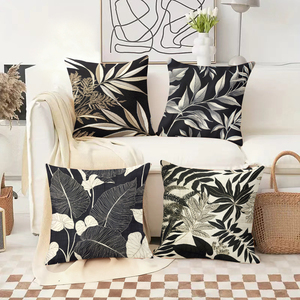 Élégantes coussinets décoratifs botaniques noirs et blancs pour une ambiance chaleureuse dans le salon, avec des chaussettes de Noël festives et des décorations en forme de bois de cerf. - Product Image 2