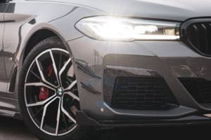 Alerones Laterales de Fibra de Carbono para Parachoques Delantero BMW Serie 5 G30 G31 LCI <span class=keywords><strong>M</strong></span> <span class=keywords><strong>Sport</strong></span> 520i 520d 530i 530d 540i 550i 2020-2023 - Product Image 5