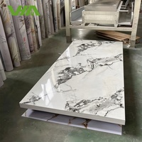 Panneaux muraux modernes en PVC imitation marbre onyx blanc avec design bois, imprimés UV, imperméables, pour l'intérieur des villas et l'utilisation commerciale