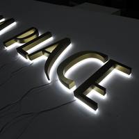 Enseigne lumineuse LED au design moderne avec logo doré et lettres brillantes