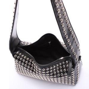 <span class=keywords><strong>Borsa</strong></span> a tracolla <span class=keywords><strong>con</strong></span> <span class=keywords><strong>borchie</strong></span> nere da donna alla moda per rivetti sotto le ascelle - Product Image 6