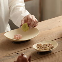 Bootvormige serveerschaal met houten voet, steengoed, ovaal, voor snacks, thee, desserts, Wabi Sabi, Wagashi, sushi.