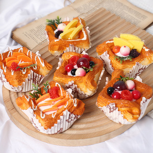 Modelo de pastel de frutas simulado, pan cuadrado pequeño simulado, pastel falso, decoración para mesa de postres, accesorio para fotos - Product Image 1