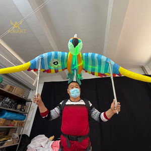 Marioneta Inflable de Loro Colorido para Caminar, Ideal para Parques de Diversiones, Desfiles Flotantes, Carnavales Urbanos y Ferias Temáticas de Animales - Product Image 3