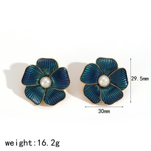 ต่างหูรูปดอกไม้ สแตนเลสสตีล ประดับมุกตรงกลาง สำหรับผู้หญิง ของขวัญ เครื่องประดับ สีแดง น้ำเงิน ชมพู ผลิตจากเมืองอี้หวู่ - Product Image 5