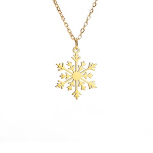 Collier tendance personnalisé pour Noël, pendentif flocon de neige en acier inoxydable plaqué or 18 carats avec chaîne à maillons - Product Image 1