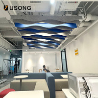 Le matériau d'isolation acoustique décoratif utilisé dans le restaurant est des panneaux de plafond en fibre de polyester.