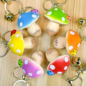 Porte-clés Créatif en Résine Motif Cartoon Coccinelle Porte-bonheur et Champignon, pour Voiture et Sac à Dos, Vente en Gros, Petit Cadeau - Product Image 2