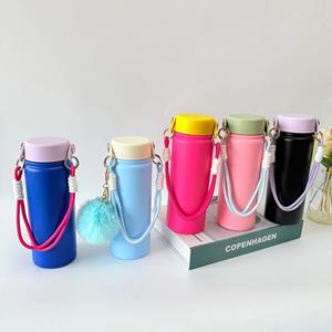 Thermos portable en acier inoxydable 304 à isolation sous vide avec paille, manchon en caoutchouc personnalisé avec logo, pour le camping, maintien de la température 12-24h - Product Image 1