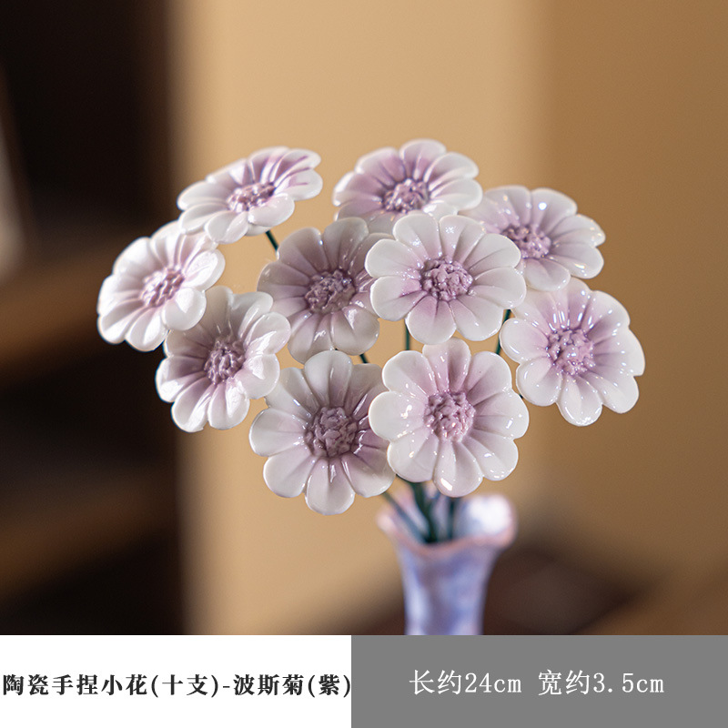 Une tige de cosmos violet