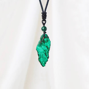 Venta al por mayor a granel Natural <span class=keywords><strong>de</strong></span> alta calidad <span class=keywords><strong>de</strong></span> cristal Irregular forma collar verde malaquita colgante decoración regalos - Product Image 5