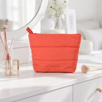 Pochette de maquillage rembourrée en nylon imperméable, grande capacité, avec logo personnalisé, légère et moelleuse, pour femmes, organiseur de voyage