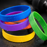 Pulsera de silicona multicolor que brilla en la oscuridad Kit de telar de banda elástica deportiva con pulsera de logotipo impreso de metal gratis para uso promocional