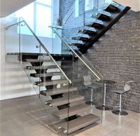 Escalier en tube carré métallique moderne et durable, personnalisé, avec surface antidérapante, garde-corps en verre pour une utilisation en intérieur, hôtel, appartement