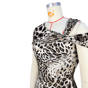 Tuta intera da donna trendy con stampa leopardata, scollo asimmetrico, maniche corte <span class=keywords><strong>e</strong></span> lunghezza capri, modello aderente. - Product Image 6