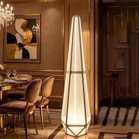 Lampadaire LED Art Déco en verre cannelé, en laiton, sculptural et courbé, pour salon, chambre, hall d'hôtel et projets