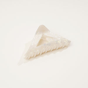 Clip de tiburón de PVC triangular de gran tamaño japonés coreano Premium para horquilla de medio updo para mujer - Product Image 1