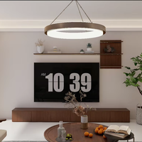 Meuble TV mural complet en bois crème Japandi, unité intégrée moderne pour salon avec éclairage LED et étagère ouverte, sur mesure pour entrepreneur en aménagement intérieur