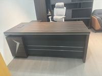Ensemble de meubles de bureau modernes personnalisables comprenant un panneau de bois extensible Table de bureau Chaise Cabinet pour villa
