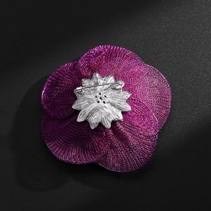 Broche de Camelia de Malla Brillante Hecho a Mano de Primera Calidad, Chapado en Cobre, con Sugilita Natural y Calcedonia Verde, Joyería Fina para Bodas - Product Image 5