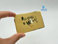 Tarjeta de negocios de metal con código qr