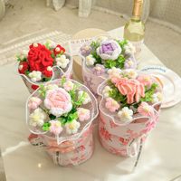 Buket genggam, bunga mawar gaya harum kecil dan anyelir produk ulang tahun kreatif rajutan tangan