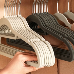 Appendiabiti in Velluto Personalizzati di Alta Qualità, Ultra Sottili e Antiscivolo, Salvaspazio per l'Organizzazione dell'Armadio - Product Image 3