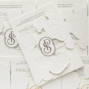 <span class=keywords><strong>Carte</strong></span> d'invitation <span class=keywords><strong>de</strong></span> mariage é<span class=keywords><strong>l</strong></span>égante en papier blanc avec motif floral en <span class=keywords><strong>relief</strong></span> découpé au laser personnalisé avec ensemble d'enveloppes - Product Image 1