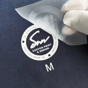 Décalcomanie thermocollante pour vêtements Étiquettes d'entretien par transfert thermique imprimées Logo en silicone pour chemises et sacs avec brosse à pois