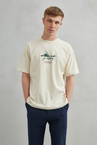 เสื้อยืดคอกลมแขนสั้นทรงโอเวอร์ไซส์สีเบจ ยี่ห้อ Imperio สำหรับทุกเพศทุกวัย ผลิตจากผ้าฝ้าย 100% พิมพ์ลายกราฟฟิกฉลามด้วยระบบดิจิทัล ระบายอากาศได้ดี สวมใส่สบาย - Product Image 4