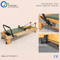Reformer de Pilates en bois de chêne vert sauge avec barre de repose-pieds réglable pour studios de bien-être inspirés de la nature