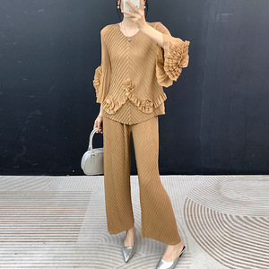 ชุดจีบพลีท Miyake สไตล์ใหม่สำหรับฤดูใบไม้ผลิ/ฤดูร้อน เสื้อคอโอแขนยาว + กางเกงลำลองขายาวระดับข้อเท้า ชุดสองชิ้นทรงหลวม - Product Image 2